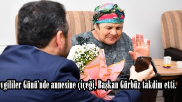 Sevgililer Günü’nde annesine çiçeği, Başkan Gürbüz takdim etti.
