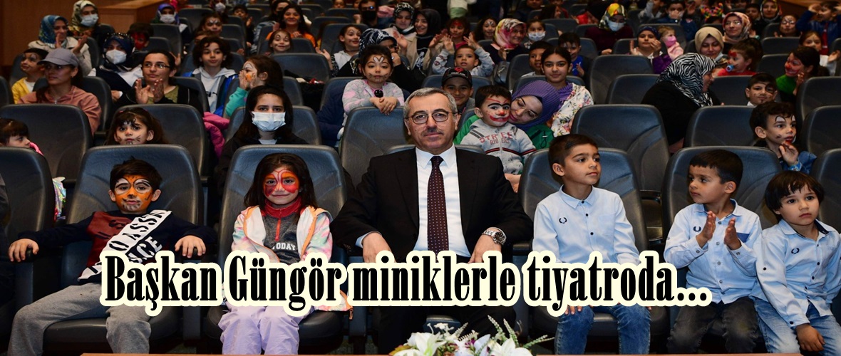 Başkan Güngör miniklerle tiyatroda.