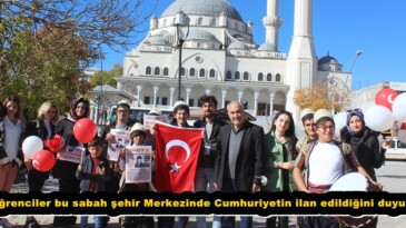 Özel Öğrenciler bu sabah şehir Merkezinde Cumhuriyetin ilan edildiğini duyurdu.