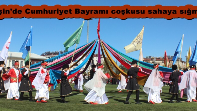 Afşin’de Cumhuriyet Bayramı coşkusu sahaya sığmadı.