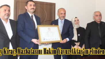 Koray Kıraç, Mazbatasını Hakim Yavuz Aktaş’ın elinden aldı.
