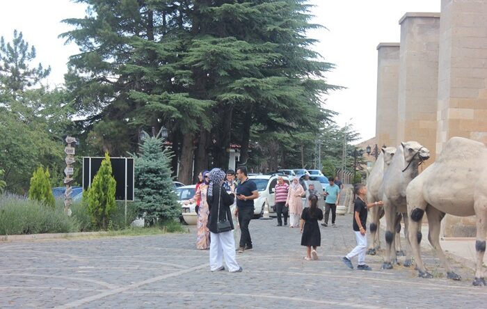 Afşin’e gelen ziyaretçiler Ashab-ı Kehf’in manevi ikliminde huzur buluyor.