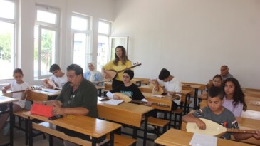 Afşin Halk Ozanları Derneği Ücretsiz Bağlama Kursu başladı.