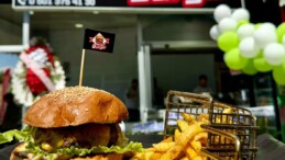 Mesut Burger, eşsiz lezzetleriyle Afşin’de hizmet vermeye başladı.