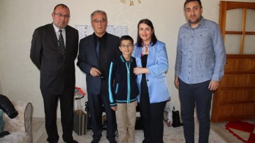 Türkiye Birincisi olan Afşinli Öğrenciyi Okulu unutmadı.