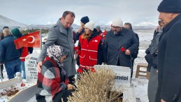 Afşin’de Deprem şehitleri kabirleri başında anıldı.