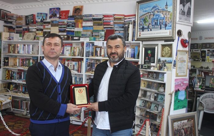 Salepcizade Marka sahibi Alper Gökşen’e Kitap Fuarı teşekkürü.