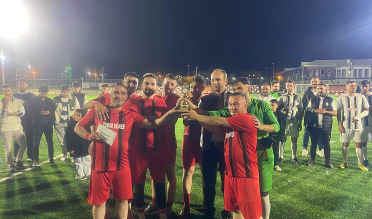 Kaymakamlık Futbol Turnuvası Kupası Tadım Döner’in.