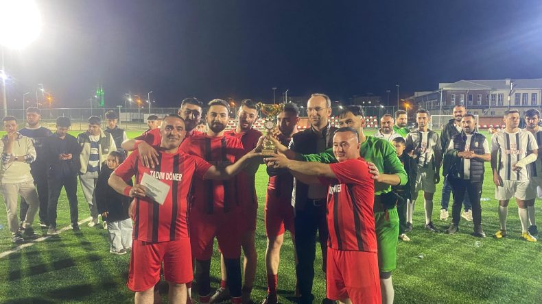 Kaymakamlık Futbol Turnuvası Kupası Tadım Döner’in.