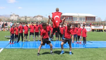 Afşin’de 19 Mayıs coşkusu sahaya sığmadı.