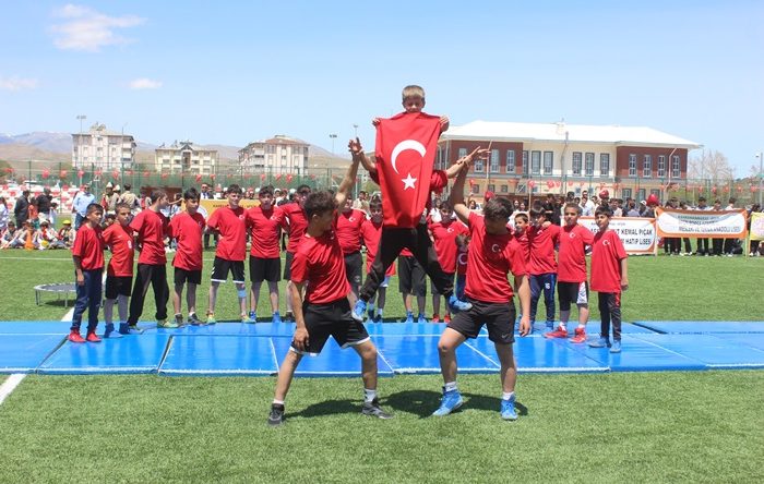 Afşin’de 19 Mayıs coşkusu sahaya sığmadı.