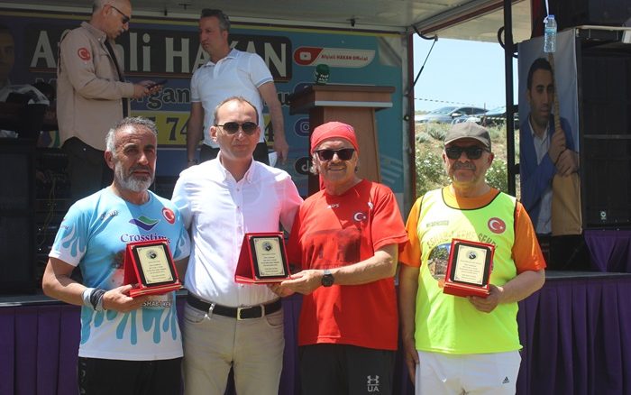Afşin Eshab-ı Kehf Koşu Grubuna Avcılar ve Atıcılar Derneğinden Teşekkür Plaketi.