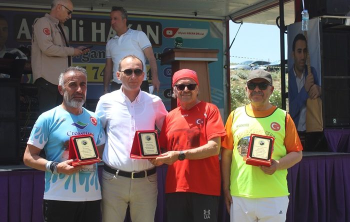 Afşin Eshab-ı Kehf Koşu Grubuna Avcılar ve Atıcılar Derneğinden Teşekkür Plaketi.