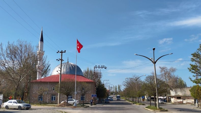 Çobanbeyli Mahallesi Meydanına Türk Bayrağı dikildi.