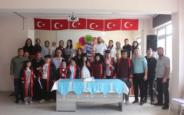 Özel Öğrencilerde mezuniyet coşkusu.