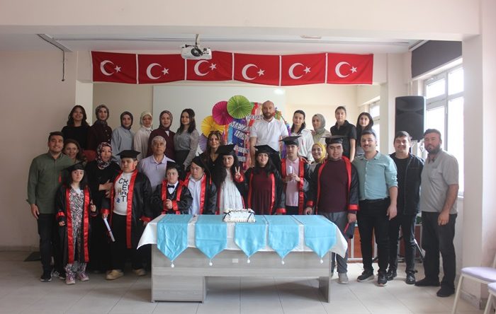 Özel Öğrencilerde mezuniyet coşkusu.