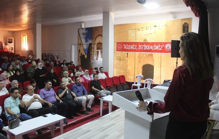 Teknoloji Çağında Büyümek Çocuk Aile ve Dil Gelişimi Programı Afşin’de büyük ilgi gördü.