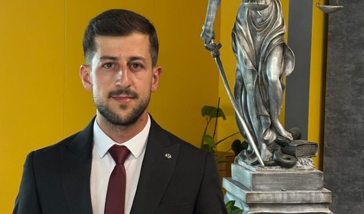 Hemşehrimiz Av.Ersoy Kaya İzmir’de Hukuk Ofisi açarak hizmet vermeye başladı.
