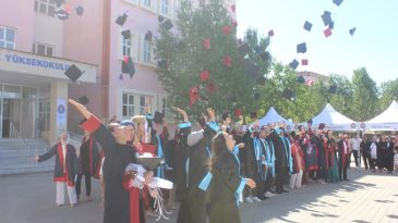 Afşin Meslek Yüksek Okulu ve Afşin Sağlık Yüksek Okulunda mezuniyet heyecanı yaşandı.