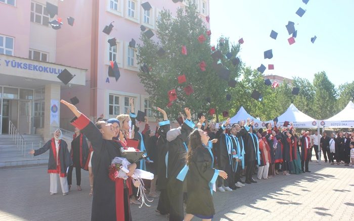 Afşin Meslek Yüksek Okulu ve Afşin Sağlık Yüksek Okulunda mezuniyet heyecanı yaşandı.