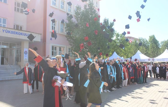 Afşin Meslek Yüksek Okulu ve Afşin Sağlık Yüksek Okulunda mezuniyet heyecanı yaşandı.