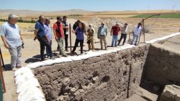 Afşin’e gelen Şairler Yassıhöyük Kazı alanını gezdi.
