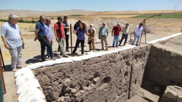 Afşin’e gelen Şairler Yassıhöyük Kazı alanını gezdi.