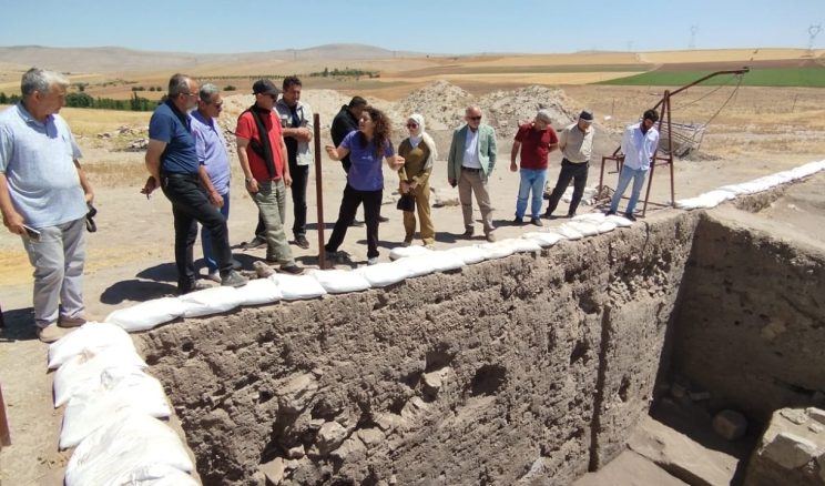 Afşin’e gelen Şairler Yassıhöyük Kazı alanını gezdi.