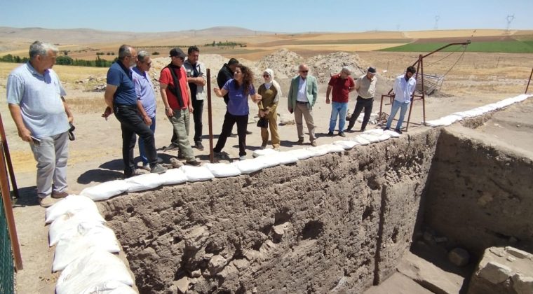 Afşin’e gelen Şairler Yassıhöyük Kazı alanını gezdi.