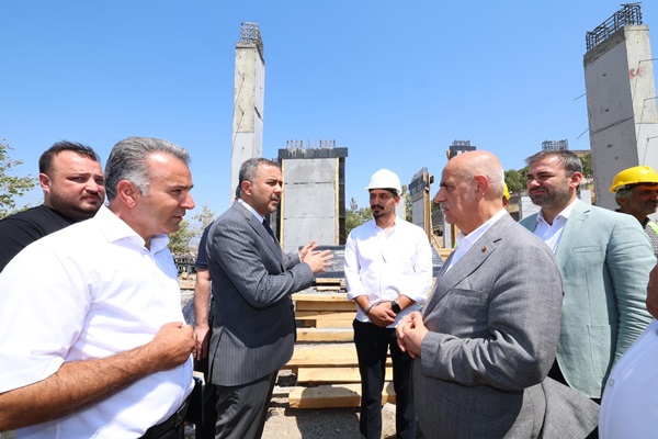 Kirişci ve Toptaş, Kale Gençlik Merkezi inşaatında incelemelerde bulundu.