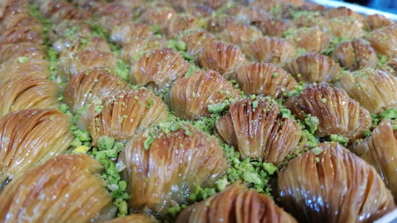 Binbir çeşit lezzet Karamel Pastanesinde sizleri bekliyor.