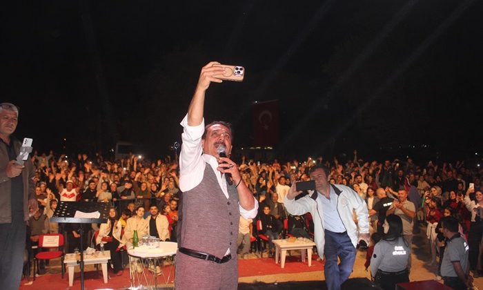 Hasırcıoğlu AVM, 14. Şubesini Afşin’de açtı. Geceye Latif Doğan damgasını vurdu.