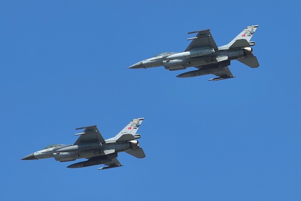 Savaşan Şahinler, Dünyanın En Büyük Türk Bayrağını gösteri uçuşuyla selamladı.