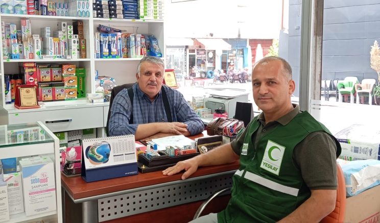 Uğur Kayagil, Eczacılara, Ücretsiz olan Yeşilay Danışmanlık Merkezi uygulamasını tanıttı.