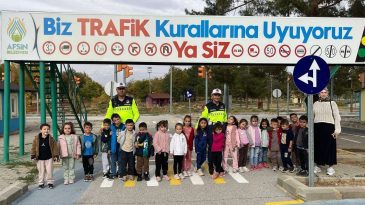 Jandarma, kuralsızlığa geçit vermezken kural eğitimlerine de devam ediyor.