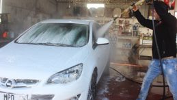 Köpük Oto Yıkama, Sıcak Su ve Koltuk Yıkama yenilikleriyle hizmete  devam ediyor.