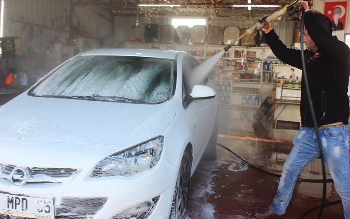 Köpük Oto Yıkama, Sıcak Su ve Koltuk Yıkama yenilikleriyle hizmete  devam ediyor.