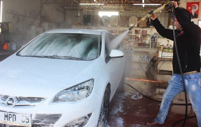 Köpük Oto Yıkama, Sıcak Su ve Koltuk Yıkama yenilikleriyle hizmete  devam ediyor.