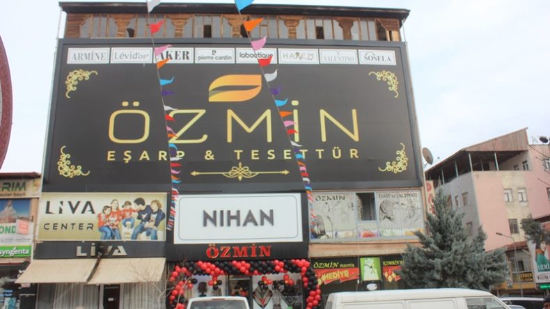 ÖZMİN Tesettür,Eşarp,Şal,Çanta ve Cüzdan’dan sonra Bayan Giyimde Afşin’lileri bekliyor.