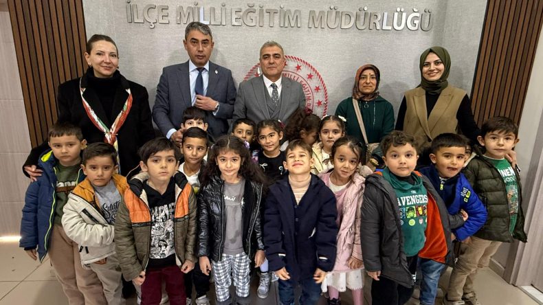 Anaokulu Öğrencileri kendi ürettikleri ürünleri Milli Eğitim Müdürüne hediye ettiler.