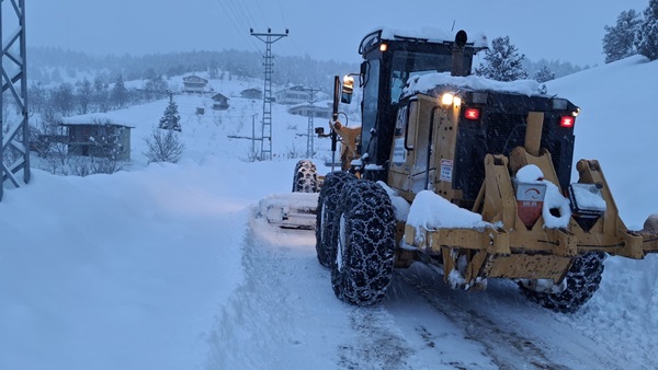 İlçelerde ve Kırsal Mahalle Yollarında da Kar Temizliği İçin Büyükşehir Sahada.