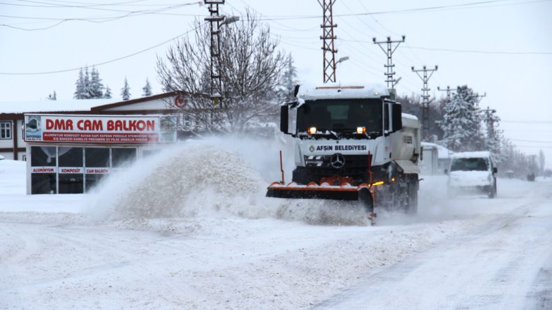 Afşin Belediyesi Yoğun Kar Yağışının ardından sahada yoğun çalışma yaptı.