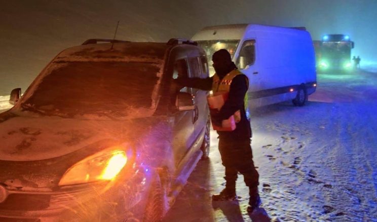 Yolda mahsur kalan vatandaşlara Jandarma’dan Yardım eli!