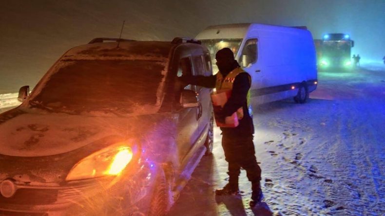 Yolda mahsur kalan vatandaşlara Jandarma’dan Yardım eli!