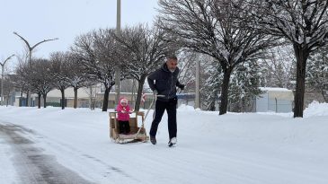 15 YILLIK MARATONCU TORUNUNU KIZAK ÇEKEREK ÇALIŞIYOR.