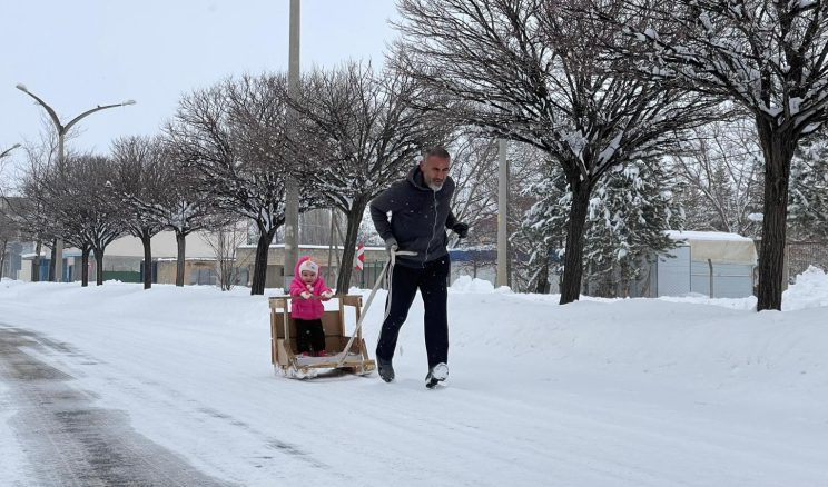 15 YILLIK MARATONCU TORUNUNU KIZAK ÇEKEREK ÇALIŞIYOR.