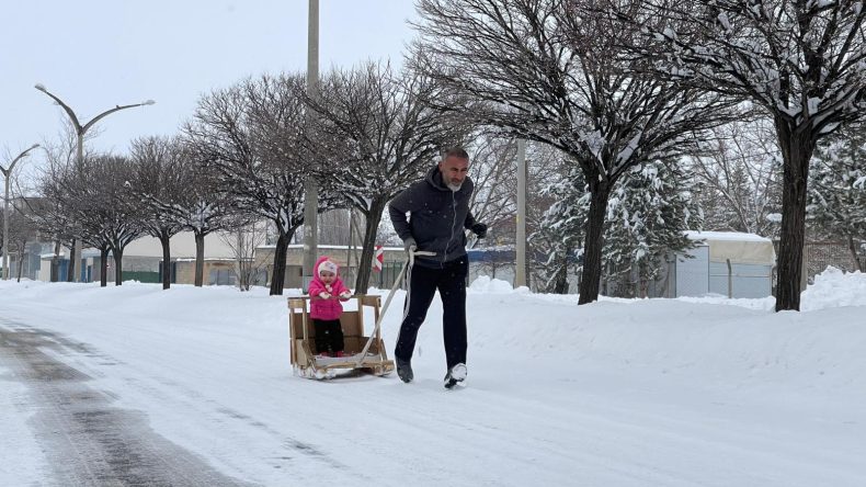 15 YILLIK MARATONCU TORUNUNU KIZAK ÇEKEREK ÇALIŞIYOR.
