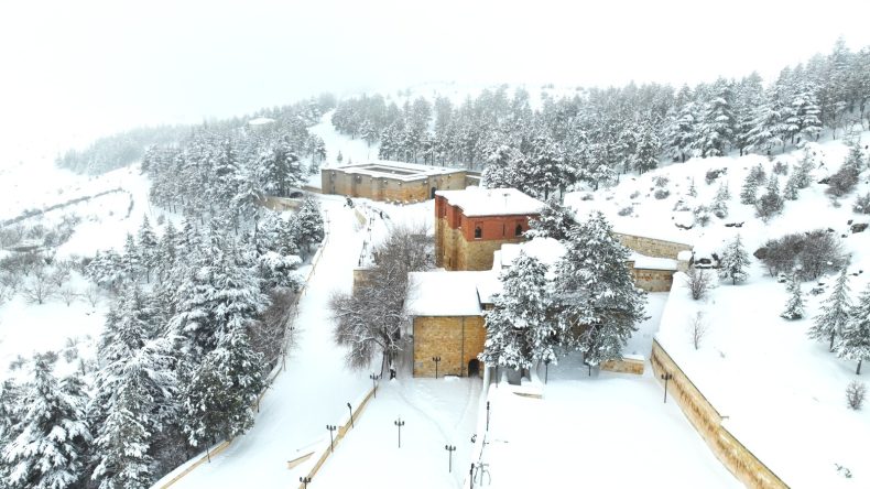 Afşin Ashabı Kehf Külliyesi beyaz ve sis içinde!