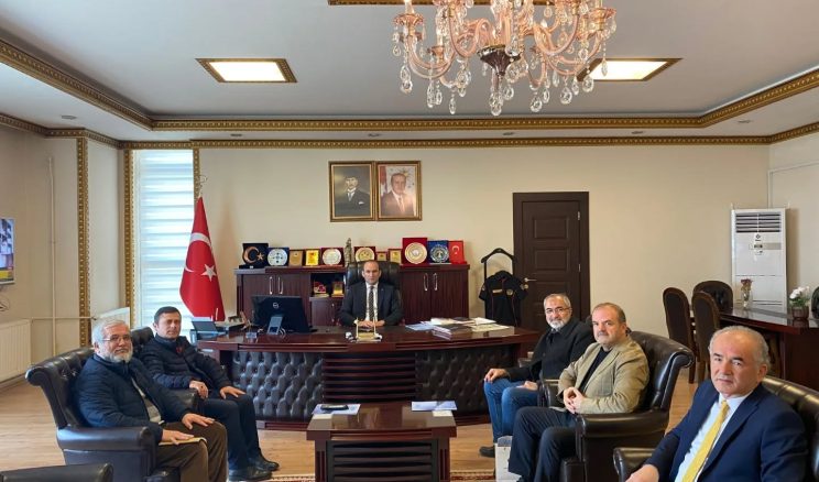 Yarpuz Edebiyat Dergisi Yayın Kurulu Üyelerinden Kaymakam Sarıdoğan’a ziyaret.