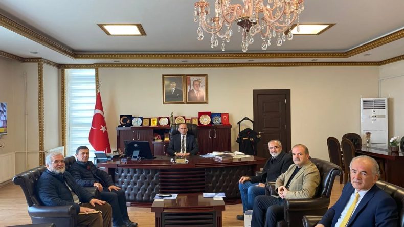 Yarpuz Edebiyat Dergisi Yayın Kurulu Üyelerinden Kaymakam Sarıdoğan’a ziyaret.